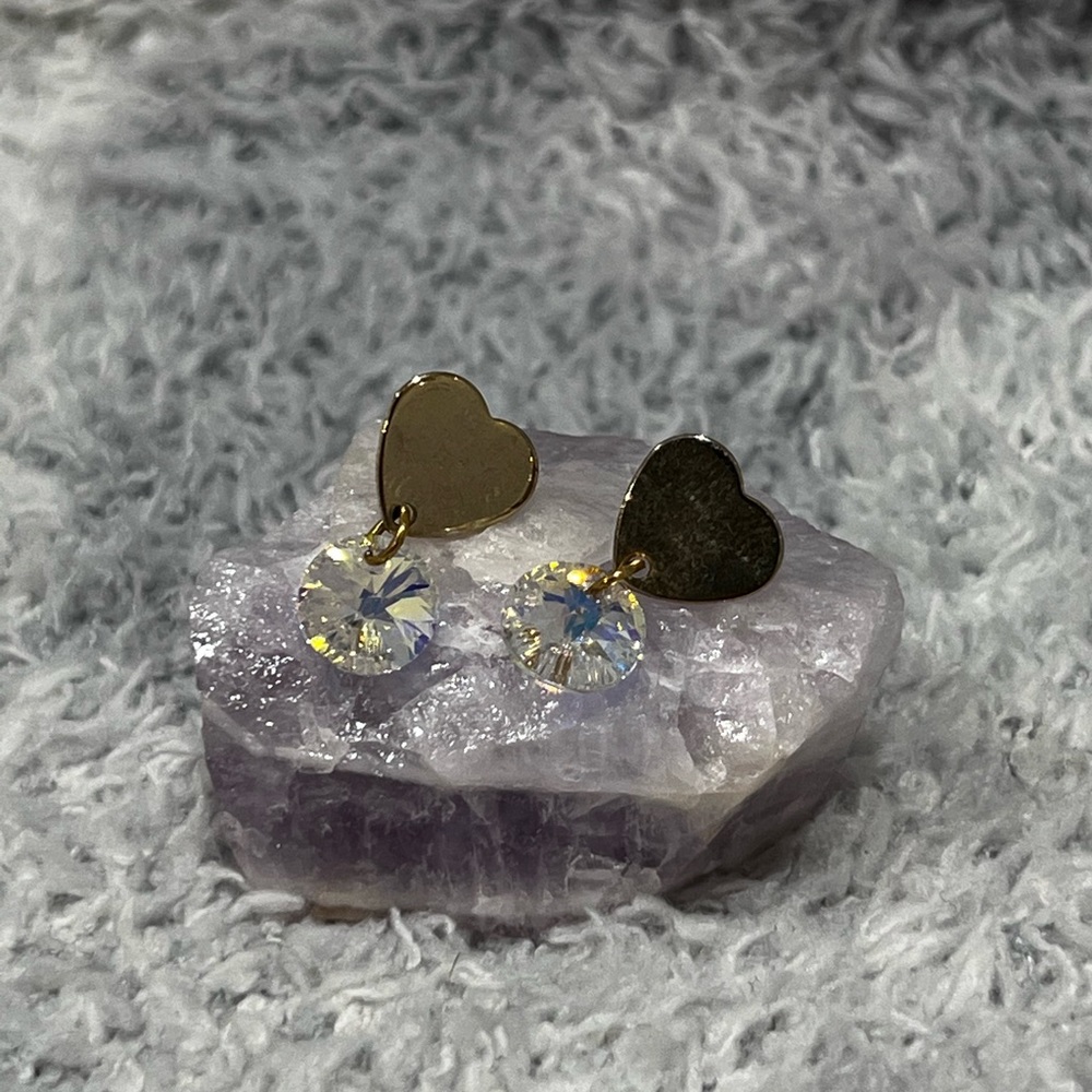 Tiny heart earrings with reflecting stone
